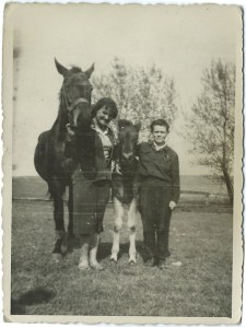 Klacz Baśka, pani Barbara, źrebię Baśki i uczeń  Sokołowski