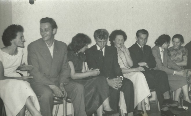 Trwa jednak twórcza dyskusja co będzie dalej z tak dobrze rozpoczętym wejściem w dorosłość. Od lewej pani Zofia Smolińska, prof. Sławomir Dulko, Anna Skiba, Marian Jechna, Teresa Błaszczak, Bazyli Hryszko, prof. Eugenia Zapisek z panią Heleną Ćwikiel.