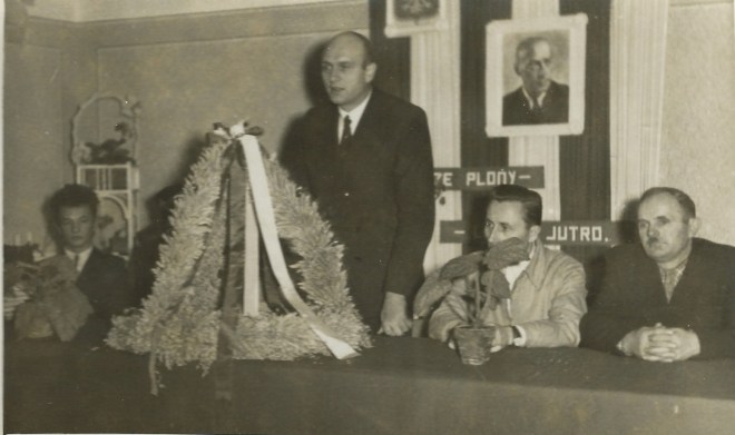 W grudniu 1958 r. szkoła zorganizowała dożynki w nowym internacie. Na zdjęciu dyr. R. Smoliński podsumowuje rok w gospodarstwie szkolnym. Za stołem siedzą od prawej Józef Nasiłowski - przewodniczący Komitetu Rodzicielskiego. Stanisław Chodunaj - z-ca przewodniczącego, Powiatowej Rady Narodowej. Marian Jachna  - przewodniczący Rady Młodzieżowej.