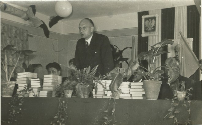 Nadszedł rok 1959. nasz pobyt w szkole dobiegł końca . Po emocjach egzaminów maturalnych nadszedł czas ostatnich pożegnań. Dyrektor R. Smoliński w ostatnim ojcowskim słowie do maturzystów wręcza świadectwa dojrzałości, wyróżnienia i nagrody książkowe. 