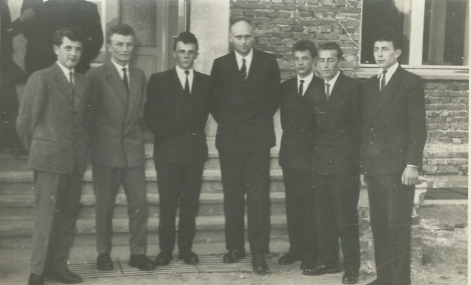 Tym razem dyr. Smoliński wyłącznie wąskim gronie z maturzystami 1959. Od lewej  H. Florek, J. Wyżykowski. H. Borucki, W. Łojko, B. Hryszko, W. Kowalewski. 