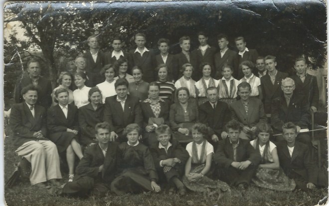 Klasa IIa na zakończenie roku szkolnego  28.06.1956. Byliśmy pierwszym  rocznikiem 5-letniego Technikum Rolniczo Łąkarskiego. Od lewej siedzą Stanisław Drężek, Stasia Tyszko, Marian Jechna, Sabina Ciesielczuk, Bogdan Bogdanowicz, Regina Pawlukowicz, Wacław Łojko. W drugim rzędzie  siedzą kierownik gospodarstwa K. Łabęcki, prof. B. Niedbalska. pani Helena Cwikiel, kierownik, internatu, Antoni Cwikiel, pani Maria Wasilonok Kwiatkowska, prof. Jadwiga Wierzbicka, dyrektor Bartłomiej Rusin, prof. Józef Wierzbicki. Następnie stoją woźny Antoni Jazowit, Celina Bieńkowska, Teresa Górska, Genia Roman, prof. Barbara Kreutzinger, Ania Skiba, Władzia Orłowska, Teresa Jezierska, Teresa Błaszczak, Krystyna Wyrozębska, Tadek Ruszczyński, Bazyli Hryszko, Wiesiek Chludziński. Z tyłu stoją nieco niżej prof. Aleksander Niedbalski, dalej Berg, Stefan Drężek, Edek Jaroń, Heniek Kaczyński, Heniek Florek, Michał Bohdanowicz, Heniek Borucki, Piotr Prud.     