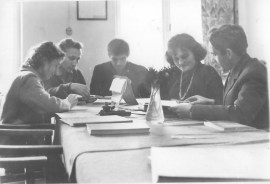 Pokój nauczycielski. Od lewej: E. Zapisek, S. Chodunaj, J. Tadra, B. Kreuzinger, A. Zapisek