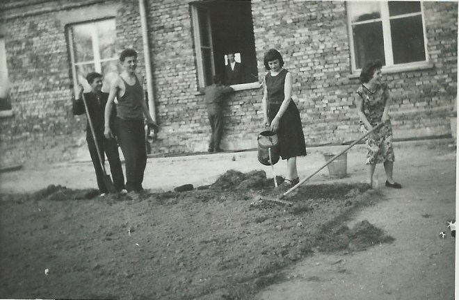Prace porządkowe przy nowym internacie w 1958 r. wykonują uczniowie z rocznika 1960 (matura). Od lewej Włodek Macełko, Maria Koziatek Regina Pawlukowicz
