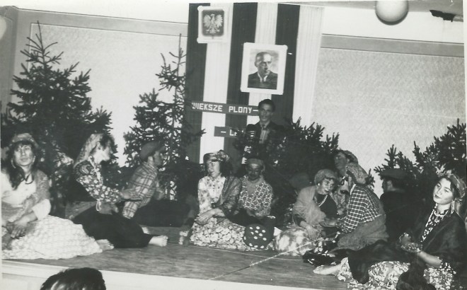 Na dożynkach były występy zespołu tanecznego, baletowego i "prawdziwy" obóz cygański. Na zdjęciu m.in. Genia Roman, Bogdan Kwieciński, z akordeonem Jerzy Spyra (rocznik 61), Renia Pawlukowicz (rocznik 60), Józia Falenta.