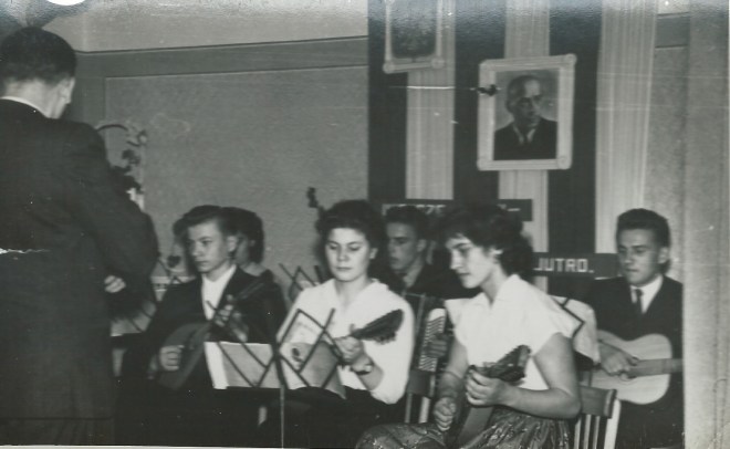 Wystąpił zespół mandolinistów pod batutą pana Żeleszczaka. Od lewej Marian Jechna, Teresa Górska, Genia Roman, z tyłu Ania Skiba, na akordeonie Jurek Szpyra  (rocznik 61), z gitarą Waldek Rakowski.