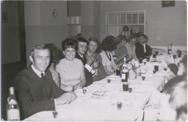 Przyjęcie podczas IV Zjazdu Absolwentów (w stołówce internatu). Od lewej:  Kazio Kurapiewicz, Halinka Rębiś, Andrzej Wilk, Gucio Gasiul; pierwszy z prawej - Tadzio Górecki.
