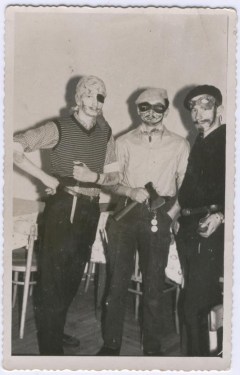 Bal maskowy, 1964 r. Od lewej: Rysiek Mizerski, Andrzej Wilk, Mietek Lipka.