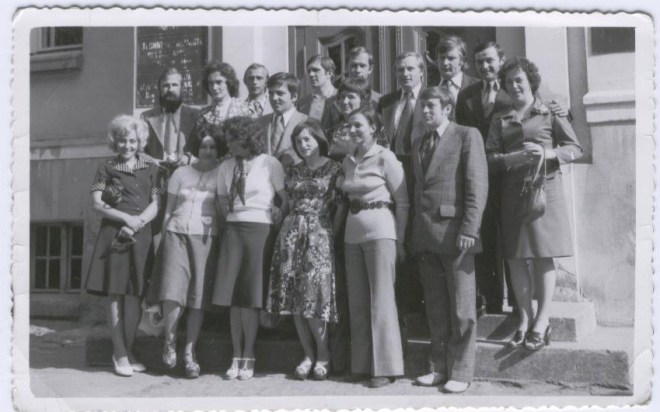 Uczestniczący w VI Zjeździe Absolwentów (1986 r.) maturzyści z 1966 roku. Od lewej: Ela Ziomek, Hubert Hryszko, Irka Bednarczyk, Irka Tomaszun, Ninka Kiryluk, Kazio Kurapiewicz, Heniek Kulicki, Ala Abramczyk, Stasiek Snarski, Halinka Rębiś, Mietek Lipka, Irka Spocińska, Bronek Pawliszyn, Genek Kaczmarczyk, Lucek Prawdzik, Andrzej Wilk, Ela Sperska.