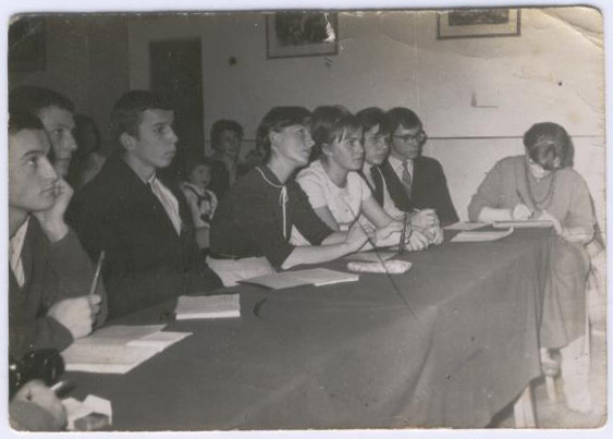 Jury konkursu piosenki szkolnej, 1965 r. Pierwsza z prawej - pani Małgorzata Chodunaj, pierwszy z lewej Andrzej Wilk. Pośrodku przedstawiciele poszczególnych klas. W środku w tle pani Eugenia Zapisek z córeczką.