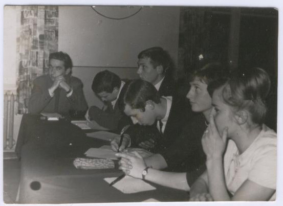 Jury konkursu piosenki szkolnej w świetlicy internatu, jesień 1965 r.  Od lewej: dyr. A Zapisek, obok Andrzej Wilk; po prawej  Ala Kaczyńska; w środku przedstawiciele młodszych klas.