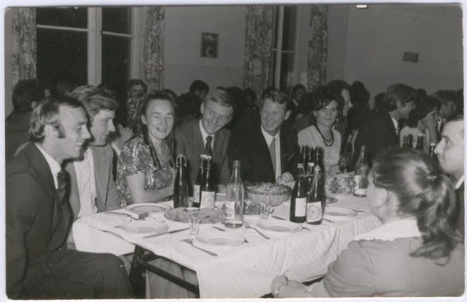 Zjazd Absolwentów, 1976 r. Na pierwszym planie od lewej: Andrzej Wilk, Ninka Kiryluk, Kazik Wądołowski, Ala Abramczyk, Lucek Prawdzik, Kazio Kurapiewicz.