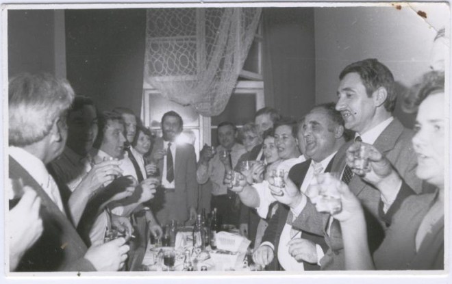 Zjazd  Absolwentów, 1986 r., bankiet w kasynie.  Od lewej: A. Zapisek, M. Ostrówka,  Kordek, Gasiul, Makowska, Staśkiewicz, A. Wilk, E. Ziomek, L. Prawdzik, A. Abramczyk, E. Sperska, C. Szczygło, A. Cymerman, N. Kiryluk.