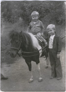 Synowie A. Wilka, starszy Krzyś i młodszy Wojtek, 19 lipca 1978 r. w zoo w Warszawie.