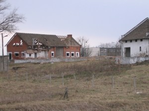 Zrujnowane budynki gospodarstwa szkolnego 