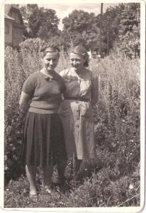 Praktyka w gospodarstwie w sierpniu 1955 roku, obok mnie Marysia Rusin, absolwentka Technikum z 1957 roku.