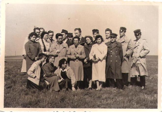 To zdjęcie z 1958 roku. Nasza klasa z profesorem A. Zapiskiem „na ekspertyzie łąkarskiej”.