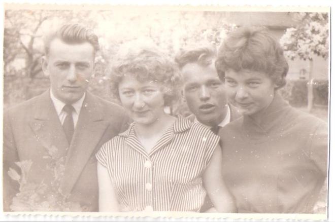 Od lewej strony Bazyli Hryszko z klasy „a”, ja, Józek Pietraszkiewicz – absolwent z 1955 r. i Władzia Orłowska z klasy „a”.