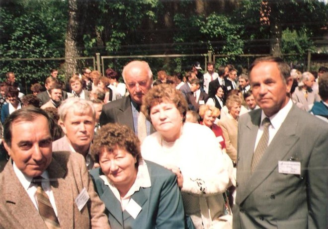 Na pierwszym planie Michaś Ostrówka, Kazik Piaścik, Maria Dopierała Piaścik, Michał Bogdanowicz, Stasia Drężek i Michał Smut.