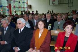 Na pierwszym planie Pani prof. Eugenia Zapisek i Pan Dyrektor Apolinary Zapisek, w trzecim rzędzie od prawej : Michaś Ostrówka, Janek Wyżykowski, Marian Jechna I Kazik Piaścik.