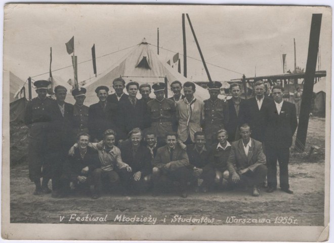W 1955 r. jako 14-letni chłopak, po pierwszej klasie, byłem na Światowym Festiwalu Młodzieży w Warszawie. Na zdjęciu drugi od prawej. 