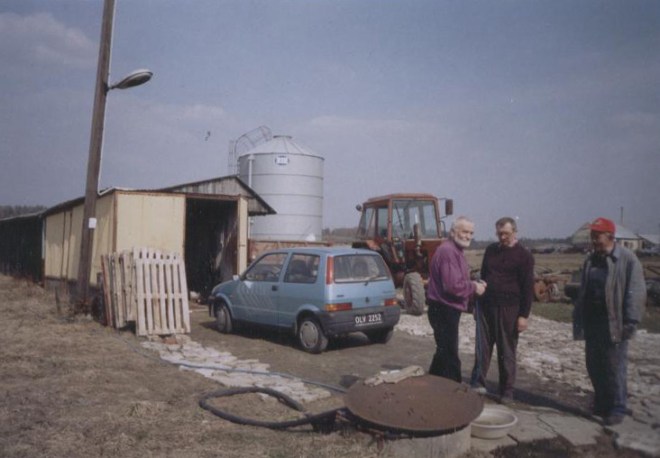 Utwardzanie podwórka w gospodarstwie. Przerwa na pogwarkę z Jankiem Wyżykowskim i sąsiadem Włodkiem Adamiakiem.