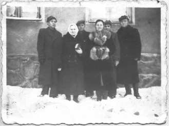 Fortunata Minksztym z Mamusią Natalią Żołobowską i synami uczniami szkół rolniczych: Mieczysławem, Marianem, Witoldem i Józefem. Szczytno, luty 1950 r. 