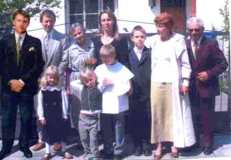 Fotografia rodziny Minksztymów z okazji Komunii Świętej Adasia, syna Tadeusza i Magdy. Warszawa - Bielany 2004 r.