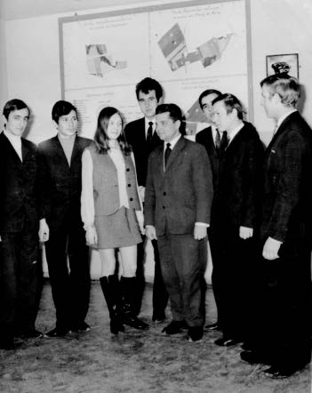 Drużyna wraz z opiekunem z PTRŁ z Lidzbarka Warmińskiego, która w 1969 r. zajęła III miejsce w kraju w olimpiadzie zootechnicznej: od lewej Tadeusz Lesiński, Jan Czelejewski, Zofia Ropelewska, Stanisław Lachowicz, Witold Minksztym,  Kazimierz Sendrowski, Jan Daliga, Romuald Sawicki.