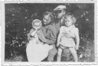 Najdawniej - z rodzicami i siostrą Oleńką