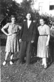 W Gródkach z przyjaciółmi (Ela Kaszubowska, Bogdan Lewandowski), 1953 r.