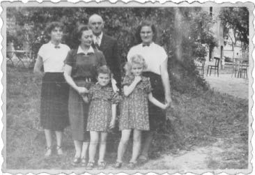 Z całą rodziną w dniu rozdania świadectw maturalnych. 1955r. (mama Irena, tata Feliks, siostry Ola, Kasia i Ewa)