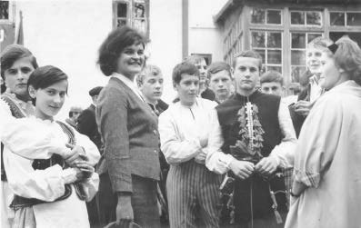 Z zespołem tanecznym w terenie. Początek lat 60-tych.