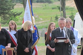 Pan Jerzy Paukszto na tle szkolnych sztandarów żegna zmarłego. Foto Marek Hryczuk