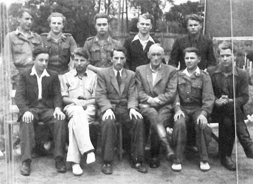 Pierwsi absolwenci; od lewej stoją: 1. Nierozpoznany 2. Wacław Dudek, 3. Stanisław Surgał, 4. Stanisław Juniak; siedzą: 5. Henryk Modzelewski, 6. Ludwik Brzeziński, 7. Nauczyciel nierozpoznany, 8. Henryk Neymann - dyrektor, 9. Zenon Walendziak, 10. nierpoznany; Zdjęcie ze zbiorów Ludwika Brzezińskiego