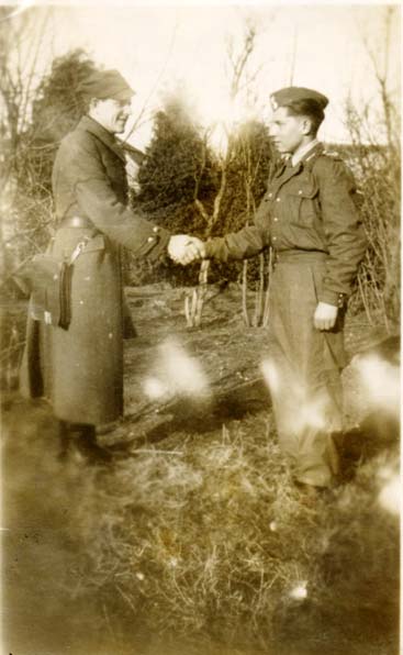 Uczniowie - Edward Puczel (z lewej) i Witold Minksztym, podczas zajęć z przysposobienia wojskowego