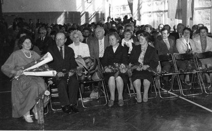 Na Zjeździe Absolwentow w 1986 r. pierwsza z lewej, obok siedzą: Cz. Kiszkurno, Zofia i Ryszard Smolińscy, Alina Saletis