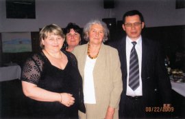 Wychowawczyni w towarzystwie absolwenta z 1979 r.i jego żony