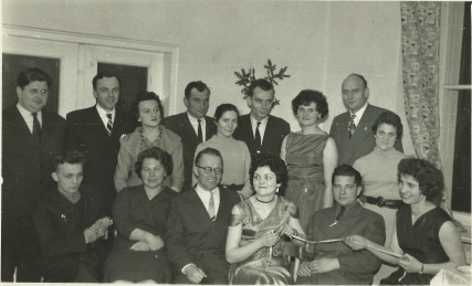 Wieczorek nauczycielski w Technikum Rolniczo-Łąkarskim w Lidzbarku Warmińskim w styczniu 1960. S. Machnik w górnym rzędzie, trzeci od prawej. W dolnym rzedzie, pierwszy z  lewej, wizytator Jerzy Cwinarowicz