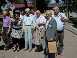 S.Machnik w otoczeniu uczestników spotkania seniorów   