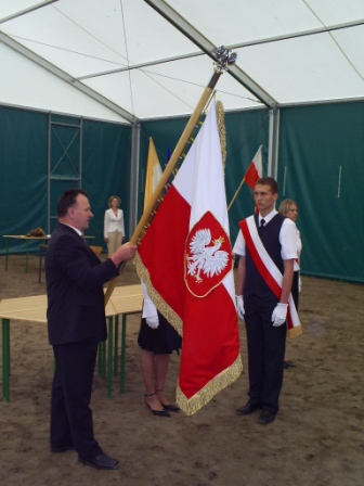 Dyrektor M. Bukowski przekazuje Chorążemu nowy sztandar, 23.06.2006.