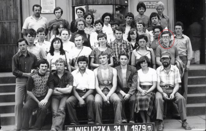 Andrzej Łachacz na wycieczce szkolnej do Wieliczki, 1979 r. (zaznaczony na czerwono)