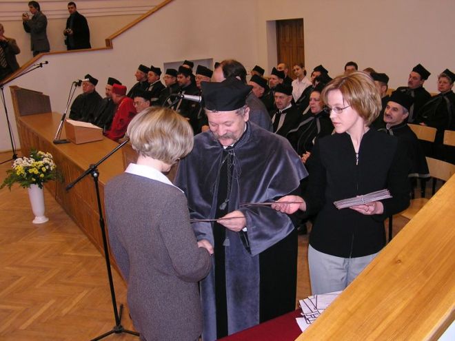 Rok 2003. Prodziekan Wydziału Kształtowania Środowiska i Rolnictwa S. Grzegorczyk wręcza dyplomy ukończenia studiów.