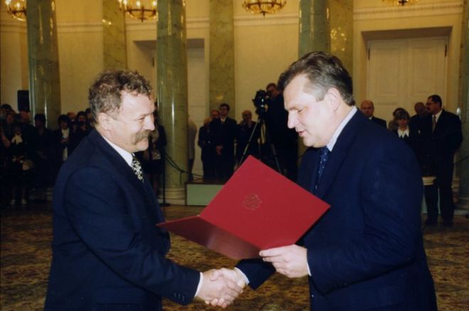 Rok 1999. S. Grzegorczyk odbiera nominację profesorską z rąk Prezydenta RP A. Kwaśniewskiego 