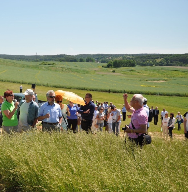 Anna Ostrowska (pierwsza z lewej) prezentuje gościom pole doświadczalne z okazji Jubileuszu 10 lecia Spółki 11.06.2015
