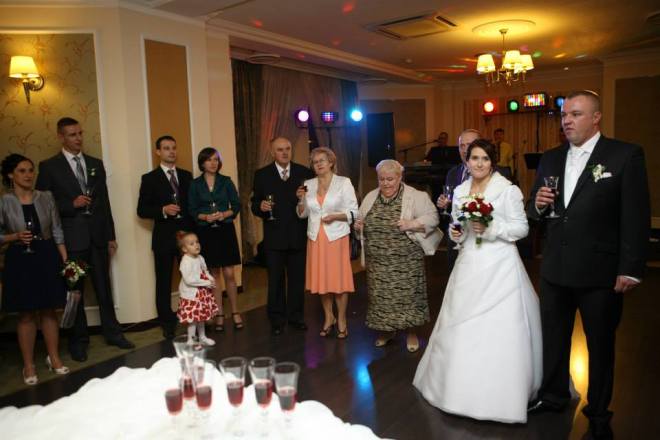 Ślub najmłodszej córki Ewy. Obok mnie mąż, dwie córki z mężami i wnuczka.