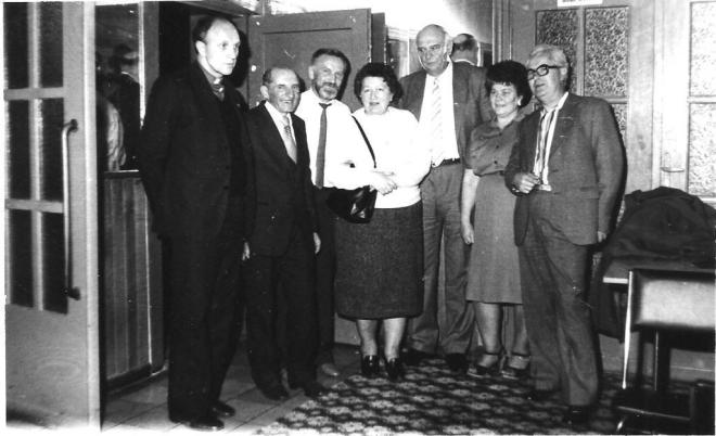 Na VI Zjeździe Absolwentów (1986 r.) z koleżankami i kolegami z klasy. Od lewej ks. Cz. Drężek, R. Grabowski, J. Wyżykowski, M. Dopierała, dyrektor R. Smoliński, Z. Górska, W. Mrozek                                