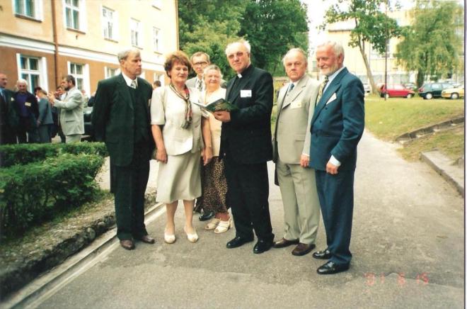 Na VII  Zjeździe Absolwentów (2001 r.), od lewej K. Piaścik, B. Kreutzinger, M. Jechna, I. Milanowska, ks. Cz. Drężek, H. Borucki, J. Wyżykowski.                          