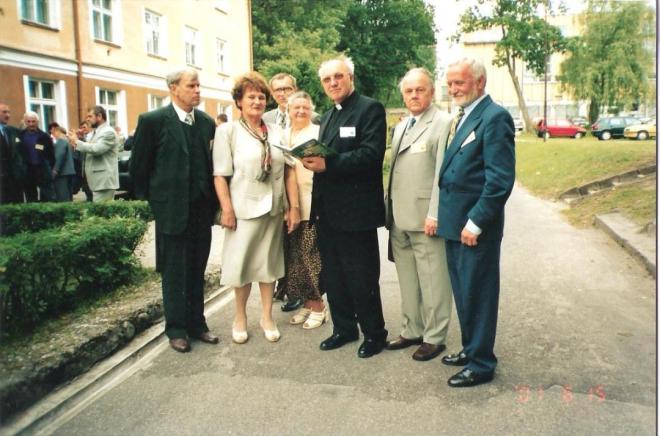 Na VII Zjeździe Absolwentów (2001 r.), od lewej K. Piaścik, B. Kreutzinger, M. Jechna, I. Milanowska, ks. Cz. Drężek, H. Borucki, J. Wyżykowski.