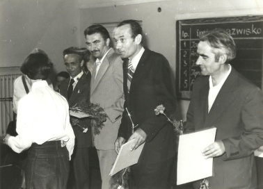 Rok 1979. Stanisław Machnik (drugi z prawej) w towarzystwie współpracowników otrzymuje Honorową Odznakę ART w Olsztynie.